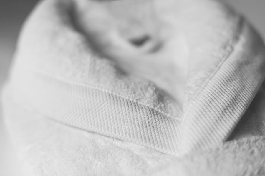 Mother-of-pearl robe collar in Giza 94 cotton