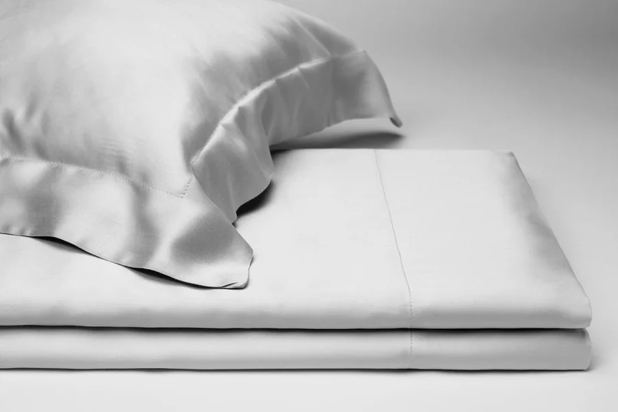 Folded sheets and pillow in Autentica Fibra di Legno