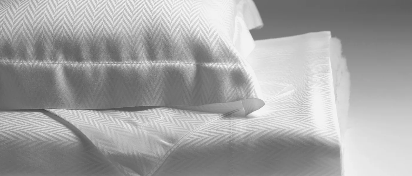 Pillow and sheet in herringbone jacquard