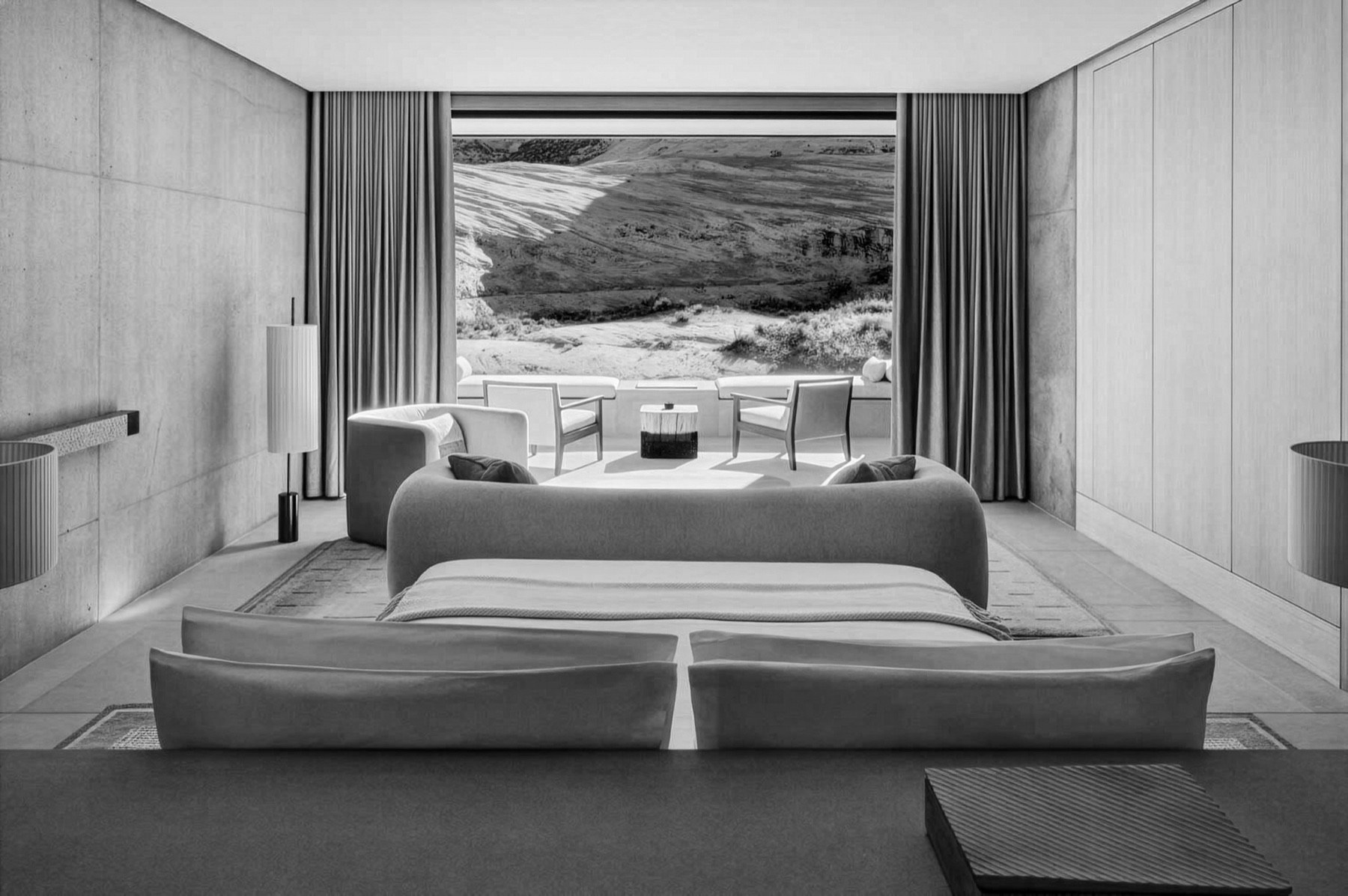 Camera di Amangiri vestita con biancheria Beltrami e affacciata sul paesaggio dello Utah
