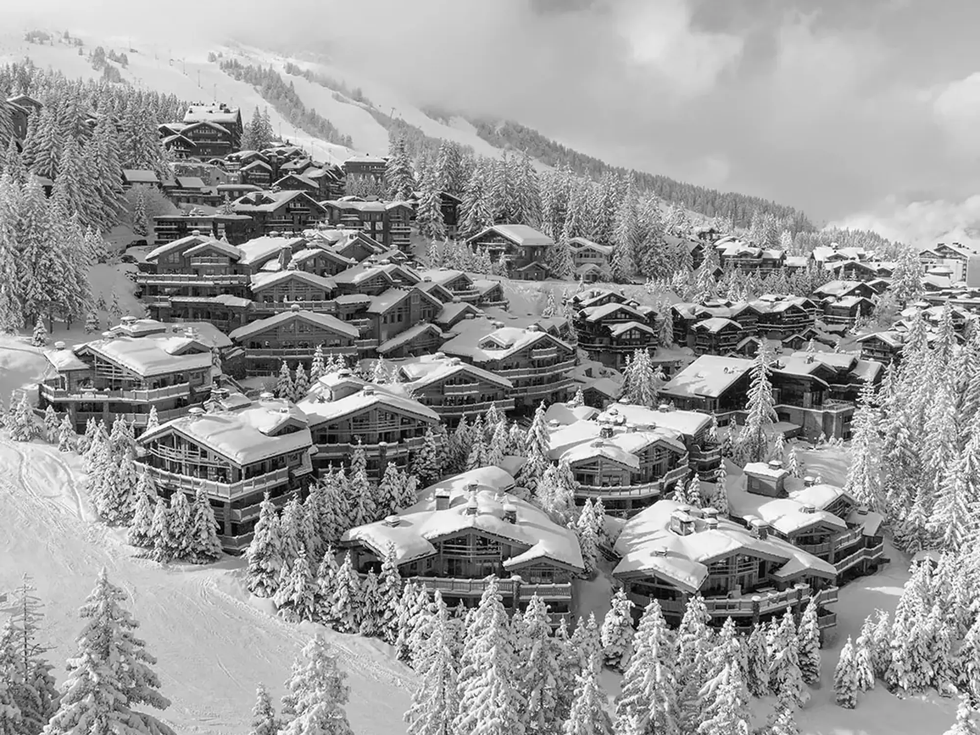 Chalet innevati e pendii boscosi a Courchevel 1850