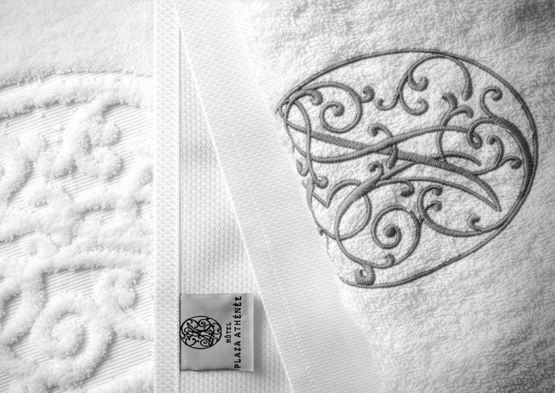 Asciugamano Beltrami con monogramma Plaza Athénée ricamato