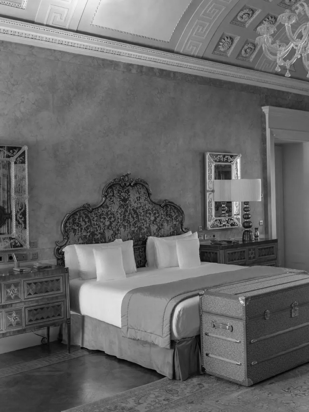 Camera di Villa Passalacqua vestita con biancheria da letto bianca Beltrami