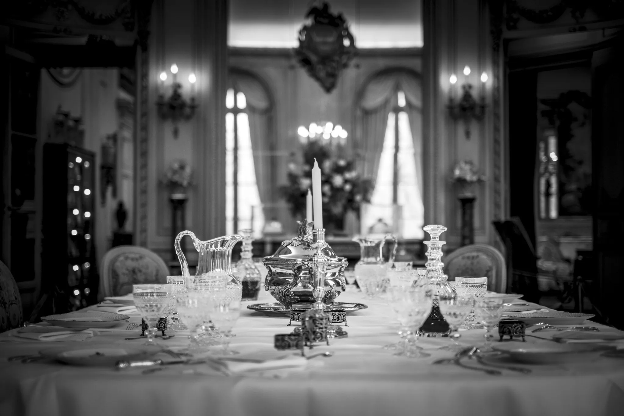Table set with white Beltrami linen