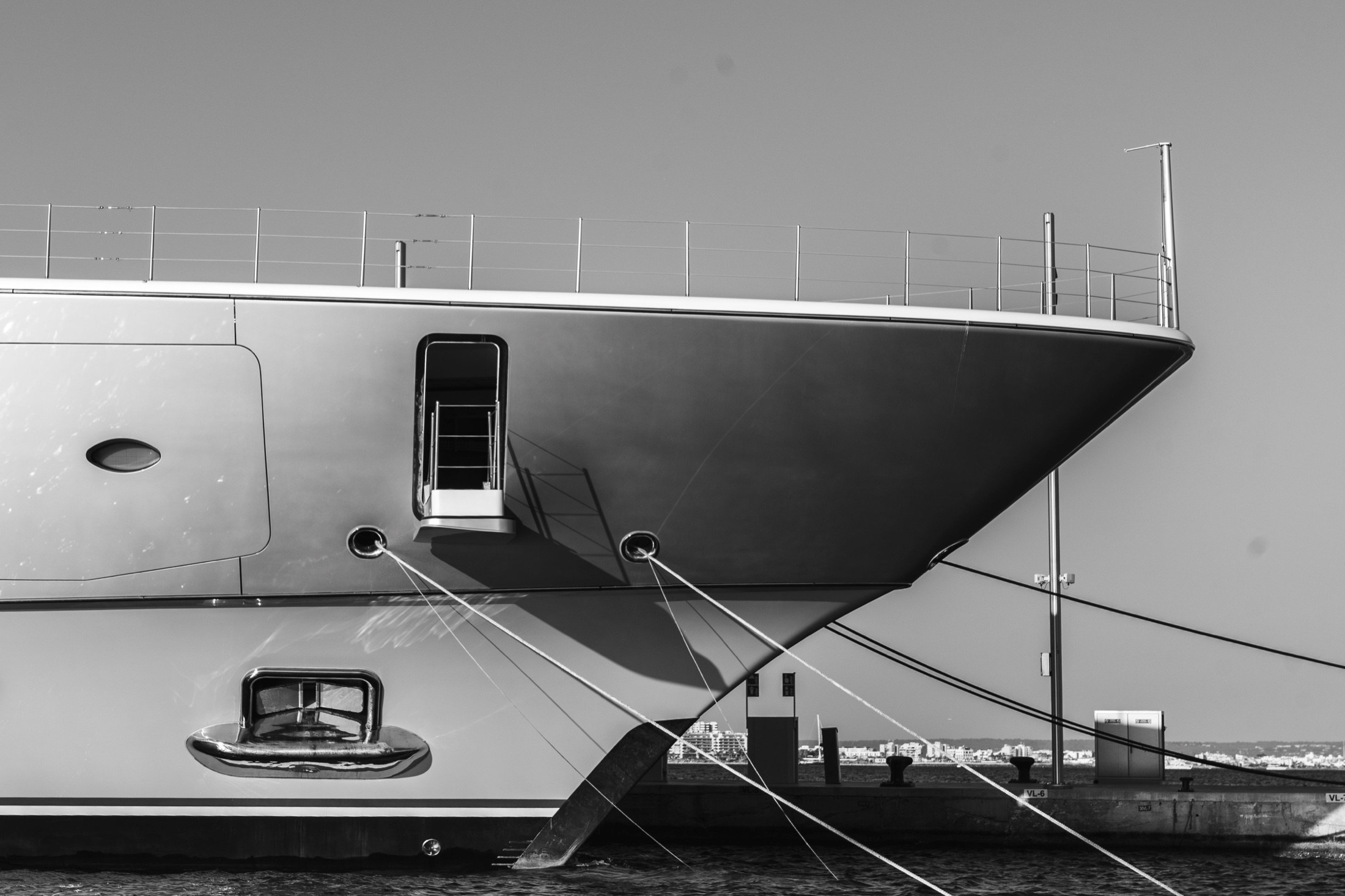 Prua scultorea di uno yacht vista dall'acqua