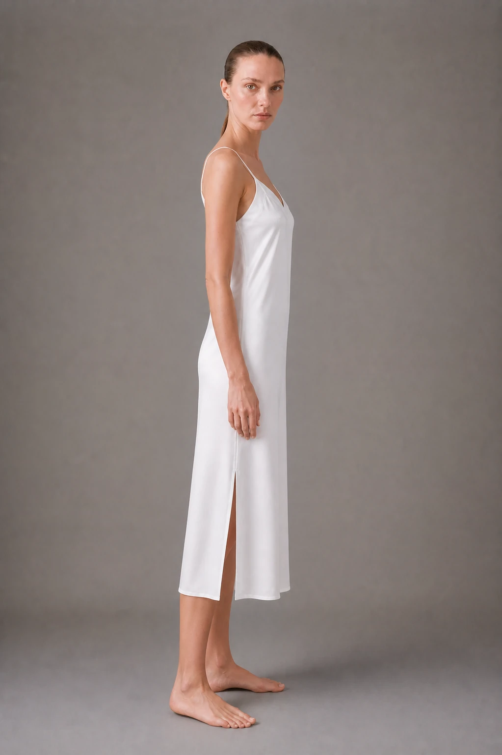 Camicia da notte lunga Timeless in raso bianco, vista laterale